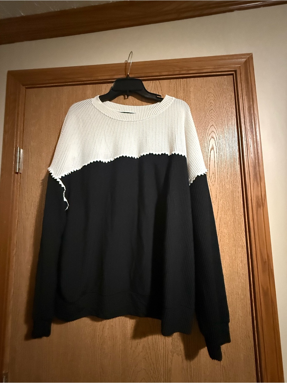 Dokotoo Women's Two-Tone Black and White Crewneck Drop Shoulder Long Sleeve Tee